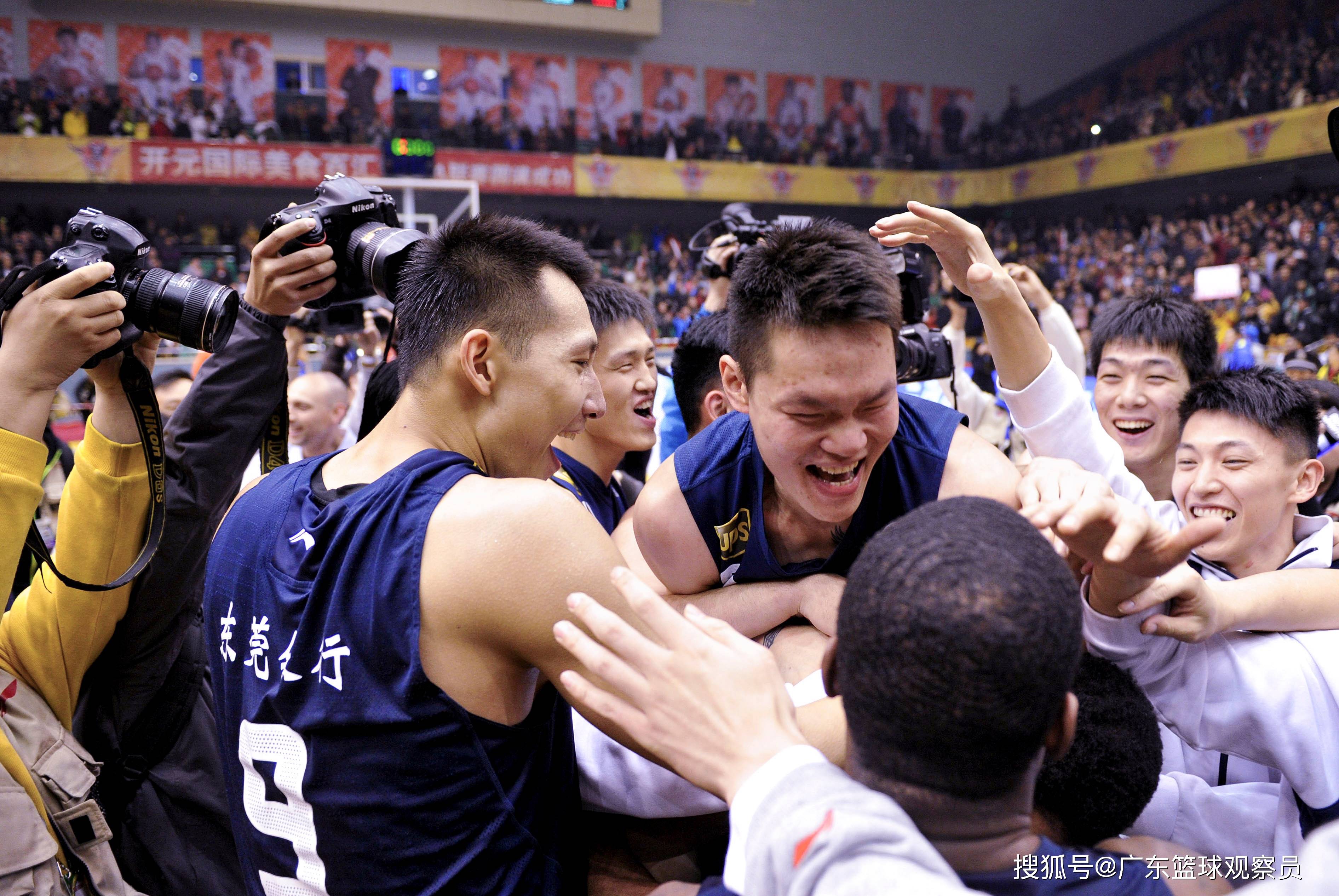 广东宏远今晨临场应变阿扎伦卡关键节点回归赛场，媒体一致点评：今夜广州队备战CBA常规赛 -开云体育